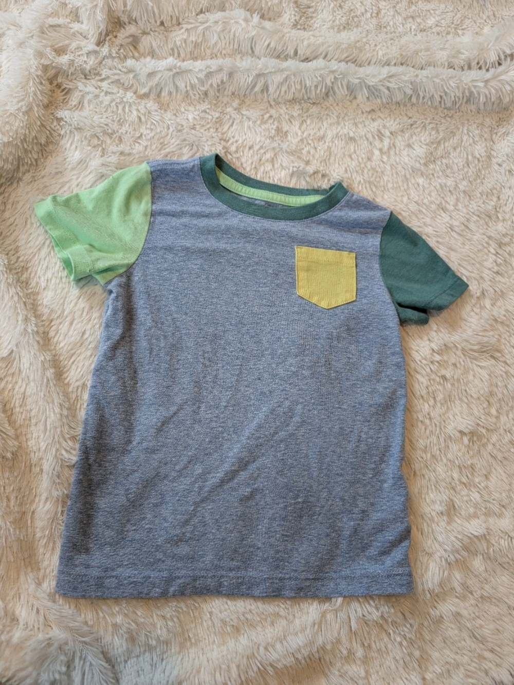 Cat & Jack Short Sleeve Colorblock Tshirt with Yellow Pocket Size 2T